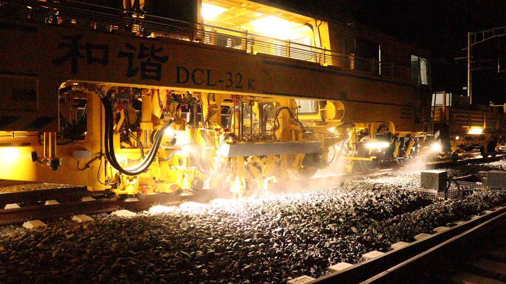 拉林鐵路迎來“大黃蜂”。祁國慶攝