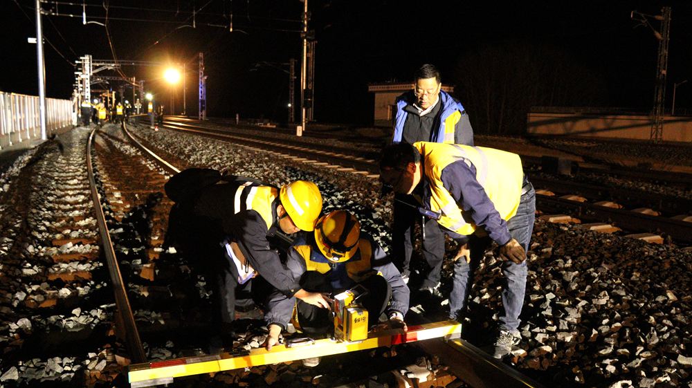 測量作業(yè)。祁國慶攝