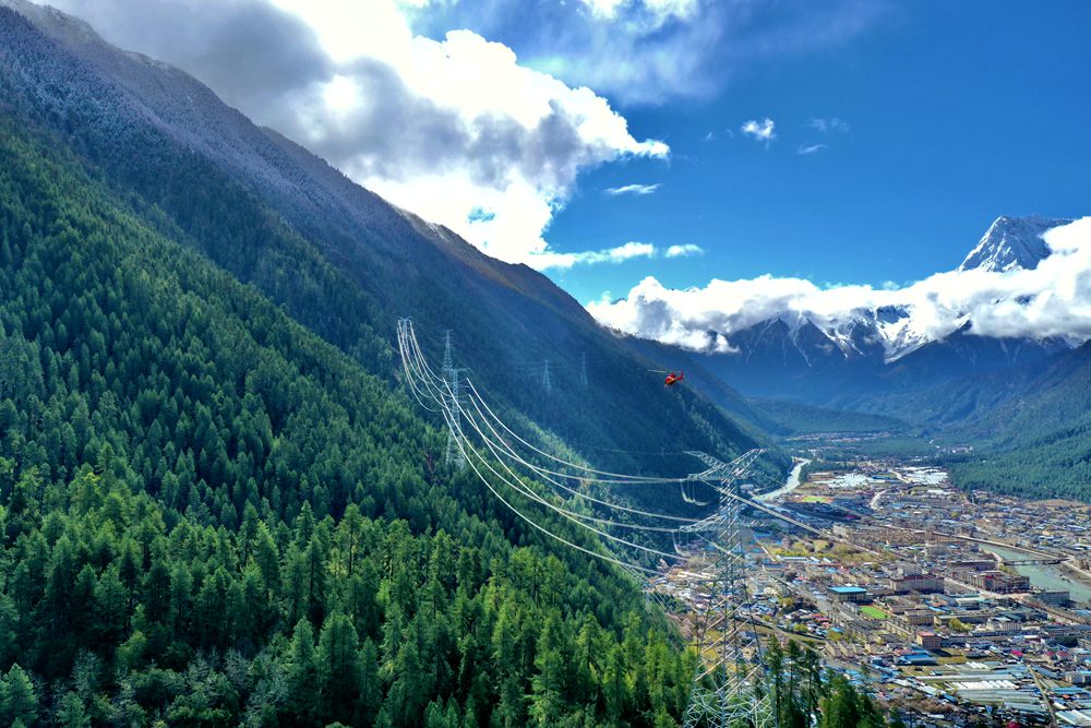 對(duì)波林線進(jìn)行巡視檢查。閆昱翰攝