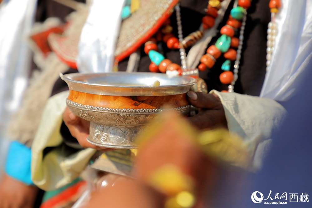 普蘭群眾展示當?shù)靥厣?。人民網(wǎng) 李海霞攝