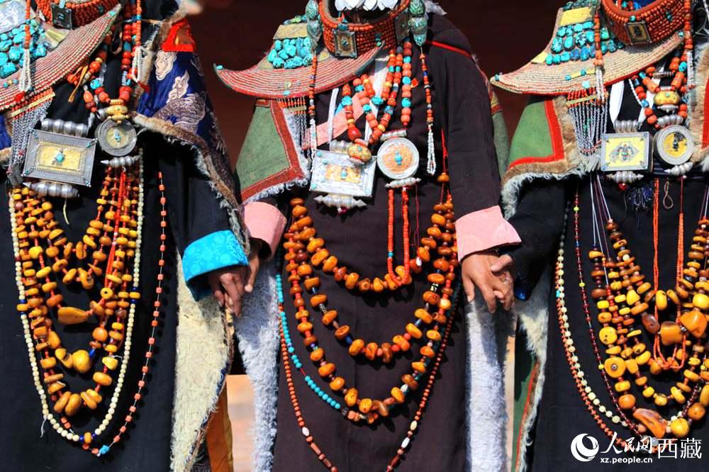 精美的“飛天服飾”。人民網(wǎng) 李海霞攝