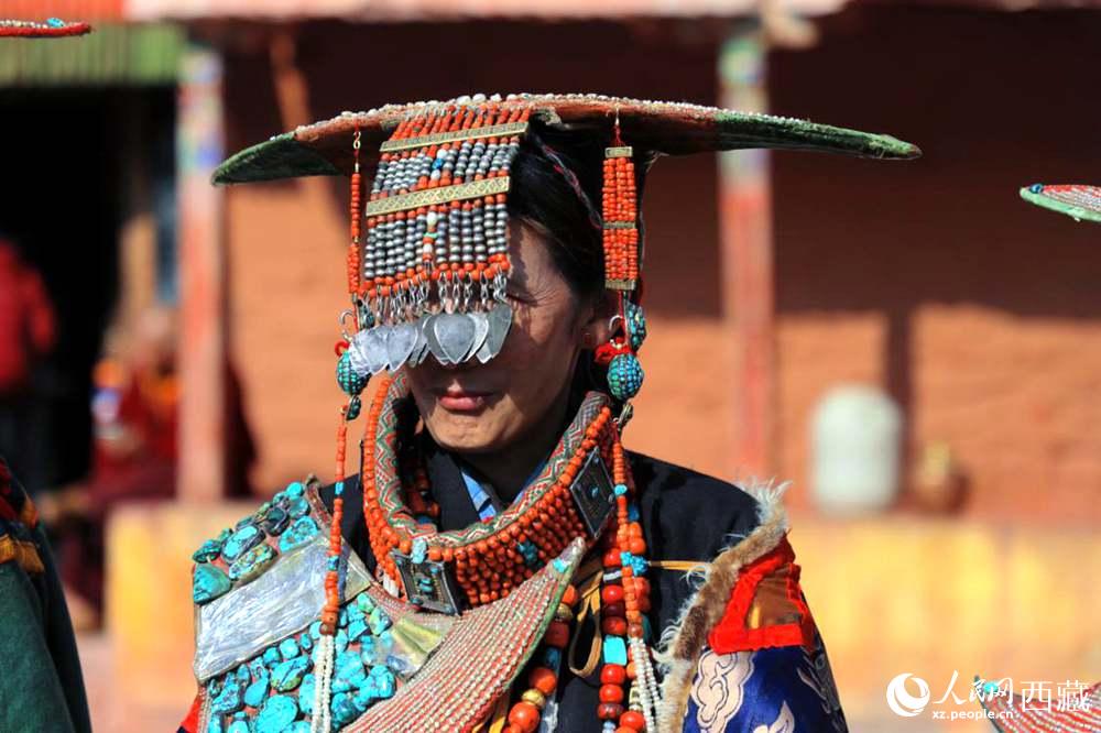 普蘭群眾展示特色服飾。人民網(wǎng) 李海霞攝