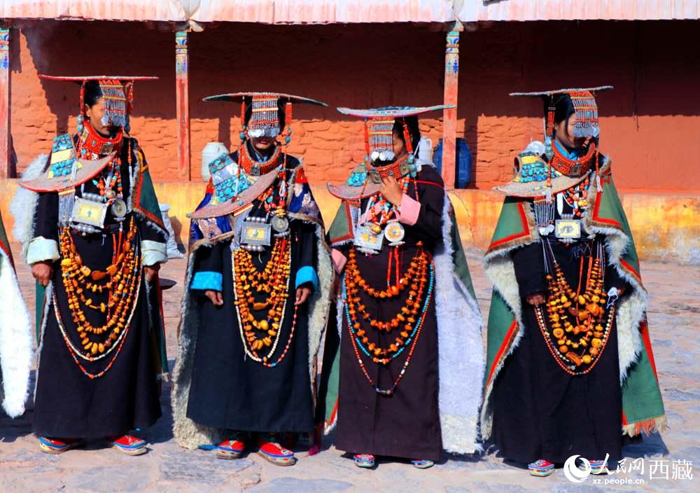 身著特色服飾跳“宣”舞。人民網(wǎng) 李海霞攝