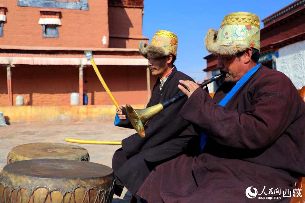 “宣”舞配樂師。人民網(wǎng) 李海霞