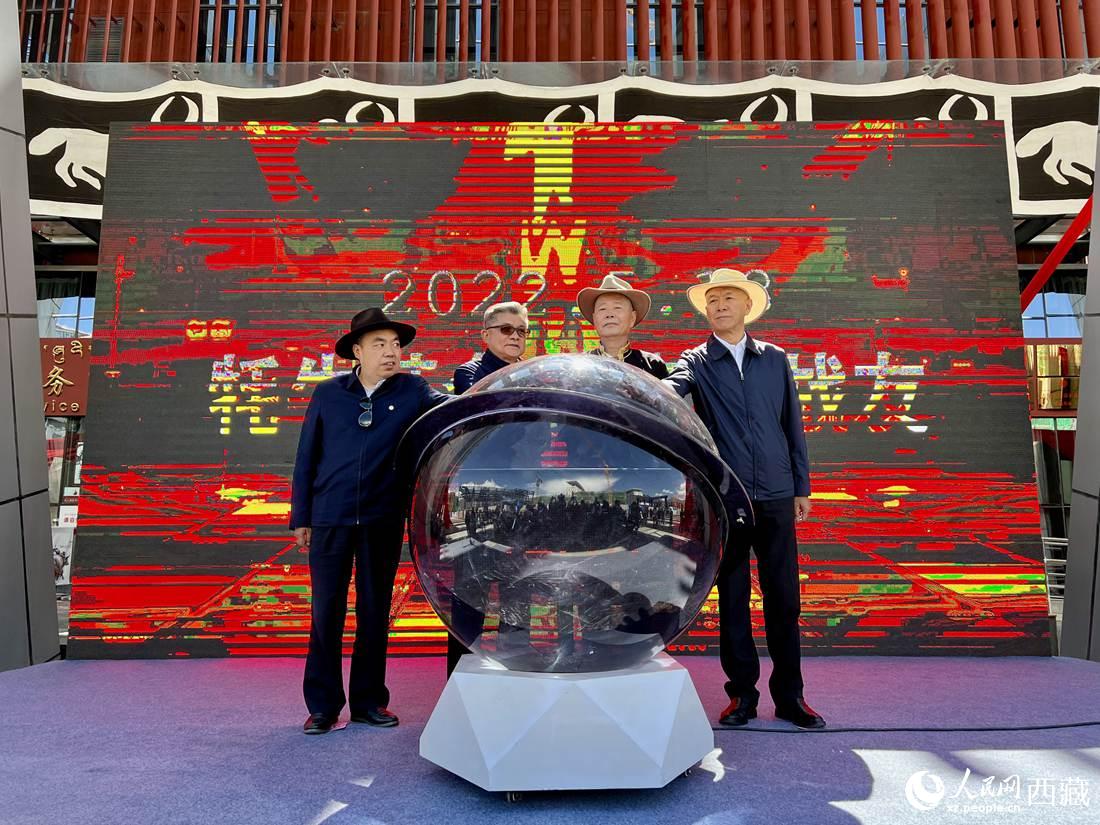 《牦牛革命》《無言的戰(zhàn)友》紅色群雕揭幕儀式。人民網(wǎng) 次仁羅布攝