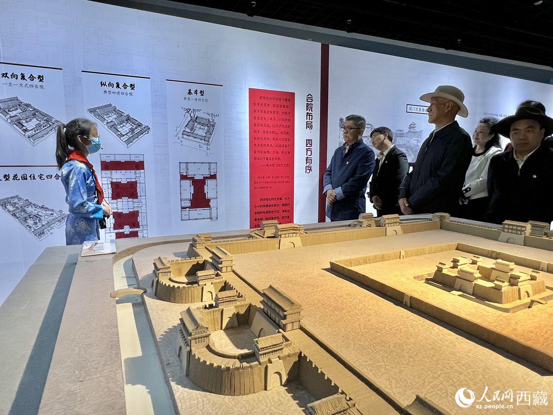 參觀人員認(rèn)真聆聽講解員的解說。人民網(wǎng) 次仁羅布攝