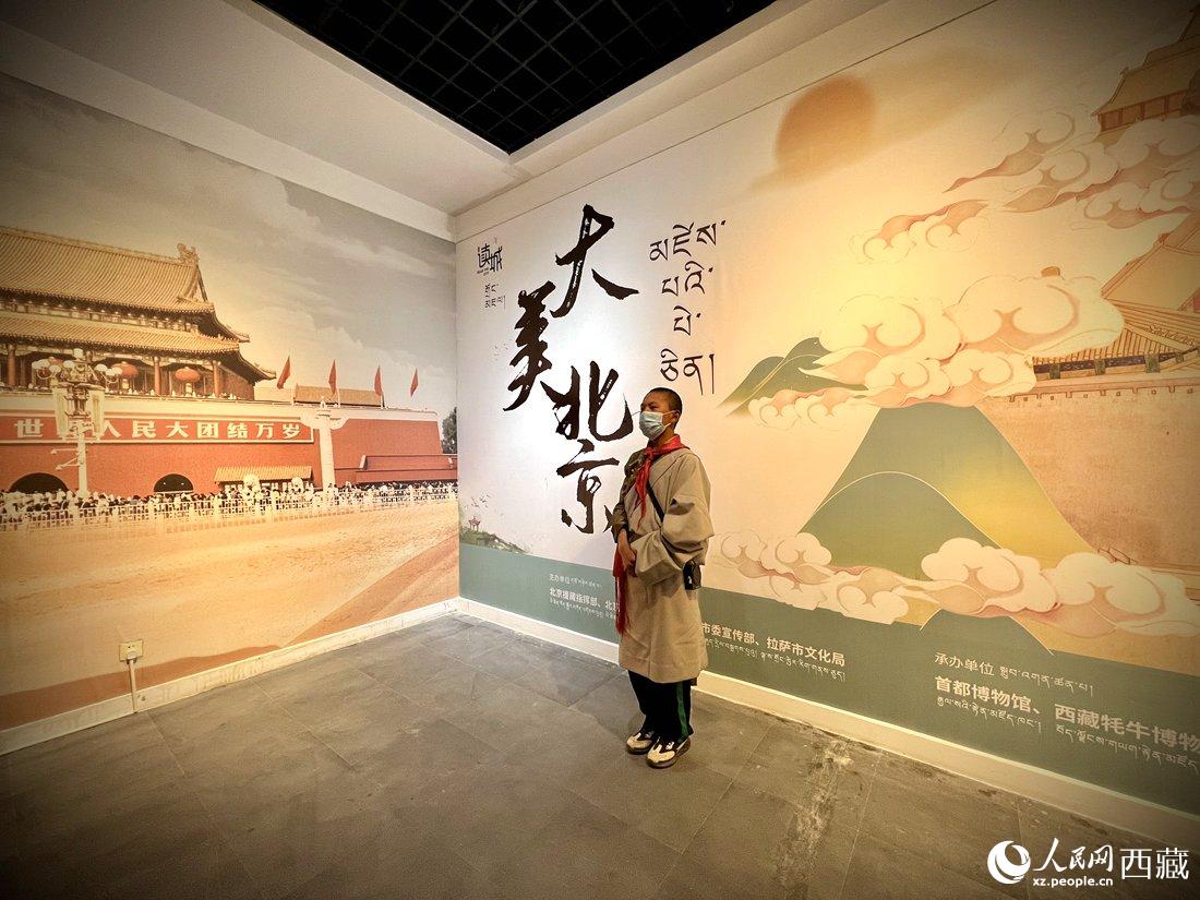 拉薩市北京實驗中學(xué)的學(xué)生講解員進(jìn)行講解。人民網(wǎng) 次仁羅布攝