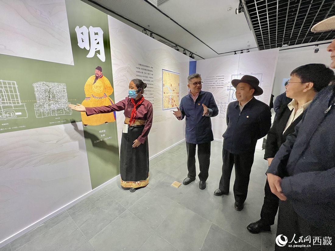 拉薩市北京實驗中學(xué)的學(xué)生講解員進(jìn)行講解。人民網(wǎng) 次仁羅布攝