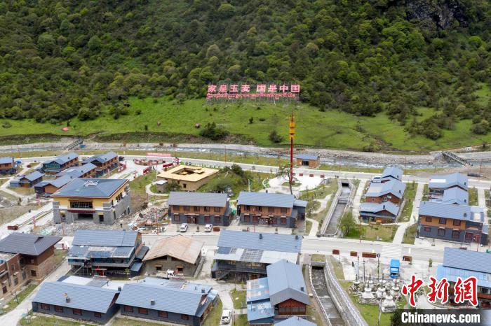 “家是玉麥 國是中國”的大字豎立在玉麥鄉(xiāng)旁的山腳上?！钊A峰 攝