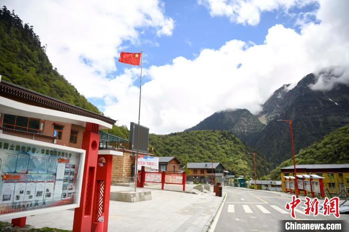 玉麥鄉(xiāng)內(nèi)道路變成了硬化路?！钊A峰 攝