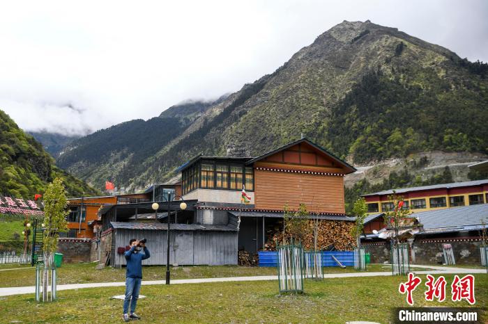 一位攝影愛好者在玉麥鄉(xiāng)拍攝?！钊A峰 攝