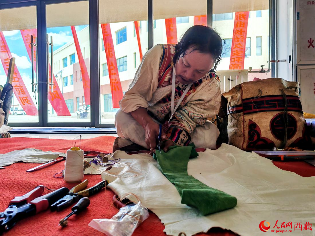 曾經(jīng)的放牛娃學得一身好手藝。人民網(wǎng) 李海霞攝