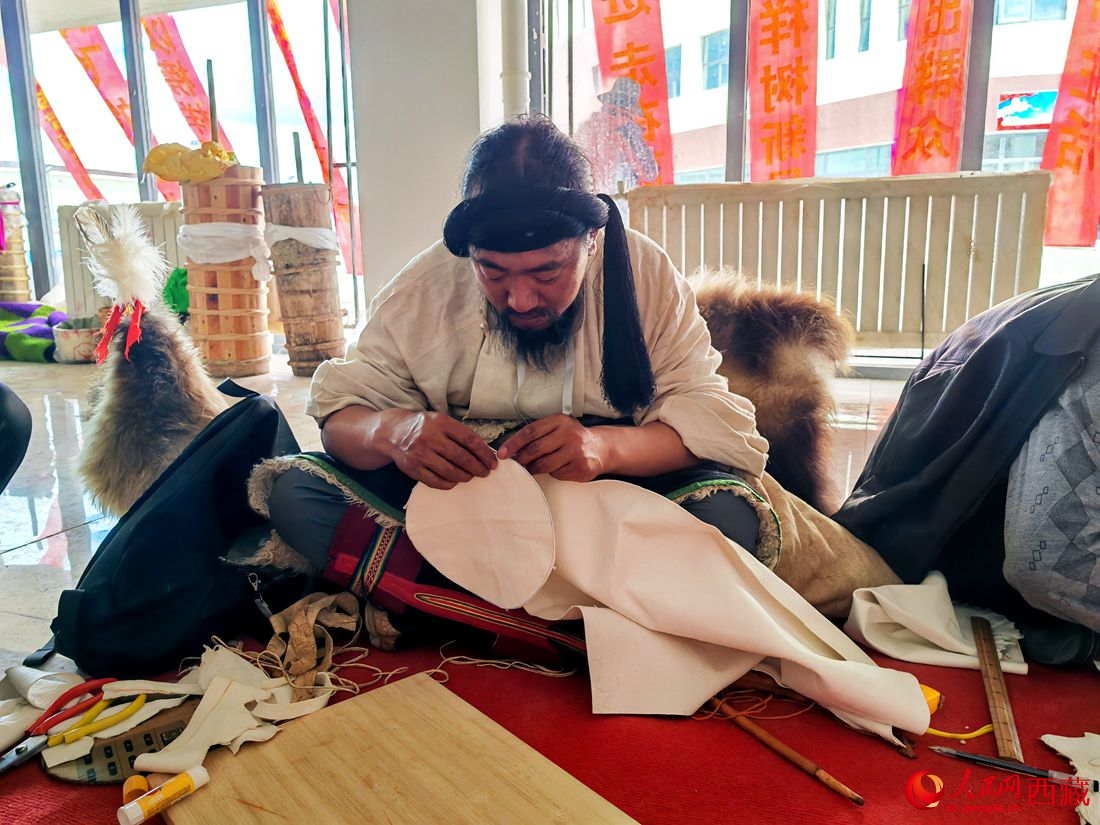 草原漢子變身裁縫。人民網(wǎng) 李海霞攝