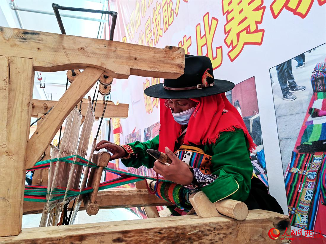 紡織手藝展示。人民網(wǎng) 李海霞攝
