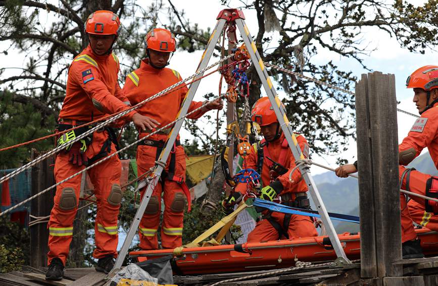 三腳架設(shè)置錨點。西繞拉翁攝