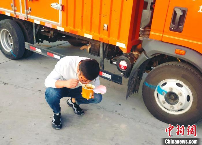由于沿路疫情原因，閆光宇和朋友只能在服務(wù)區(qū)簡餐?！∴嵟?攝