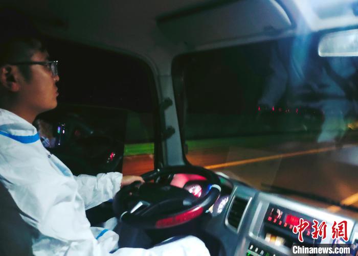 星夜疾馳，只為讓防疫物資早日抵達西藏?！∴嵟?攝