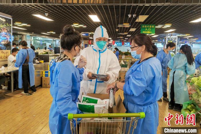 圖為疫情期間，西藏格拉丹東超市調配物資，保障市場供應?！∈茉L者供圖