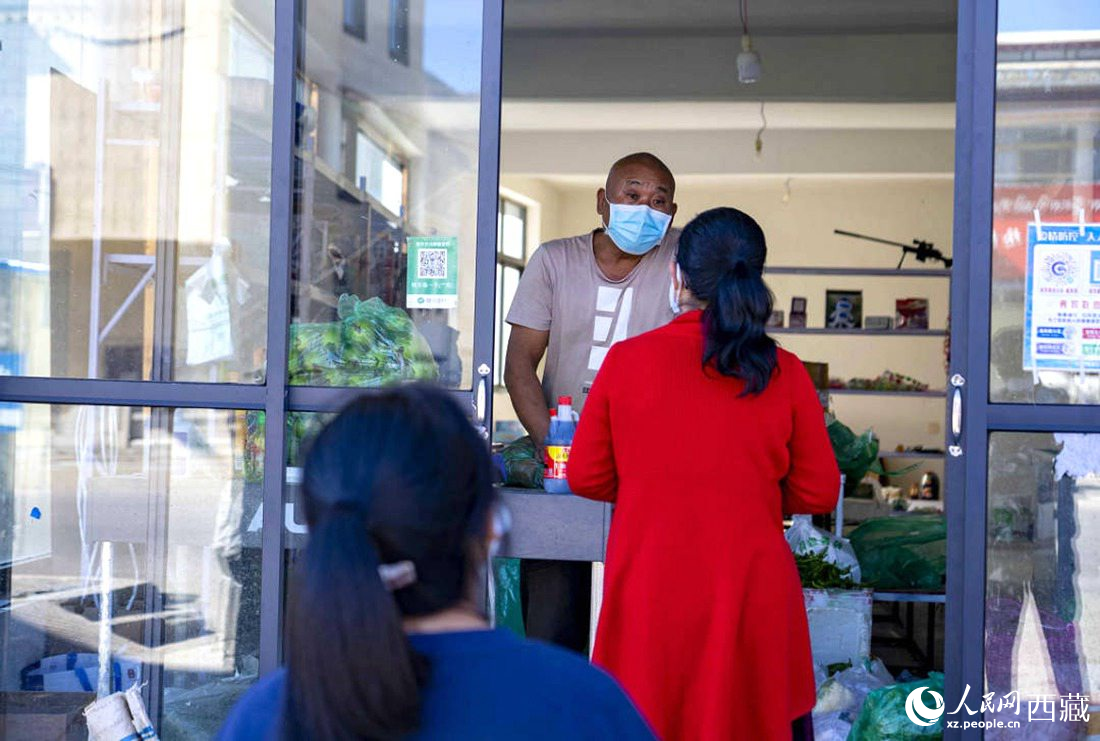 市民們有序排隊(duì)購(gòu)買(mǎi)早餐。人民網(wǎng) 次仁羅布攝