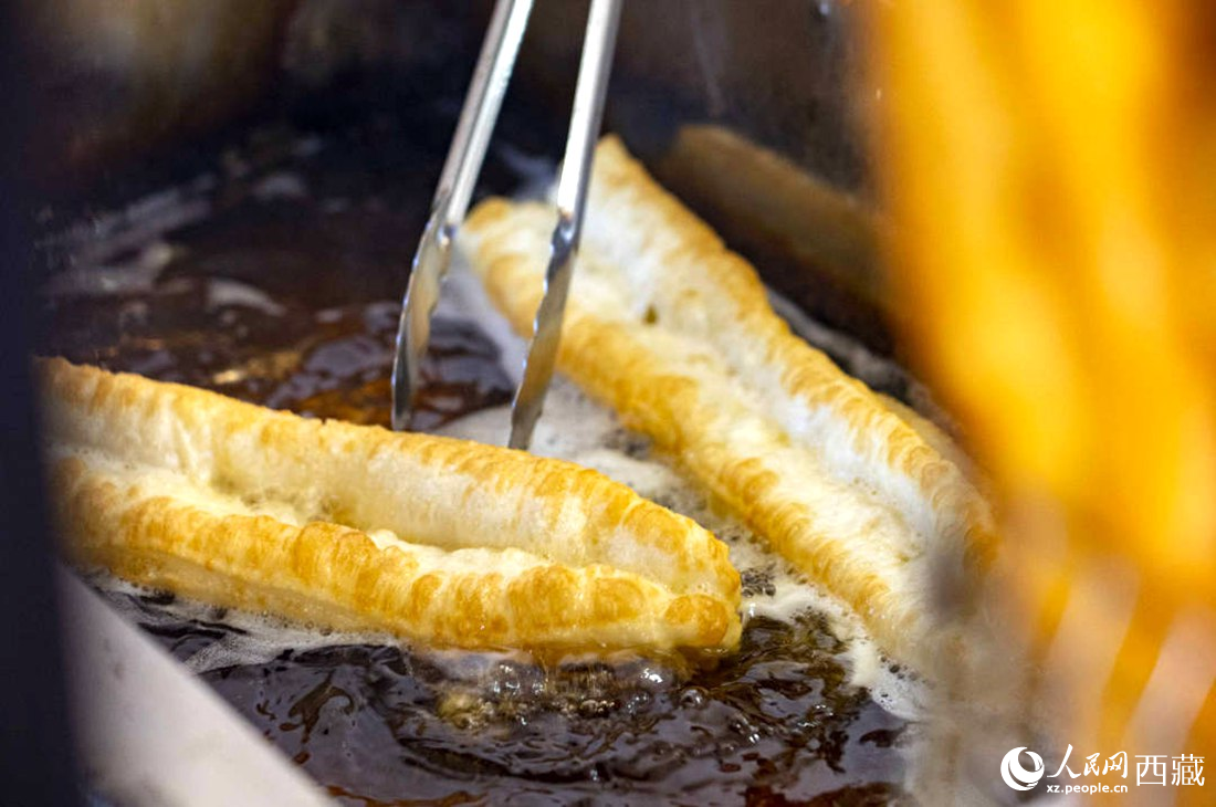 熱氣騰騰的油條。人民網(wǎng) 次仁羅布攝