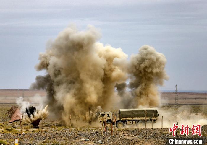 圖為模擬運輸分隊通過炮火路段。　 王先鋒 攝