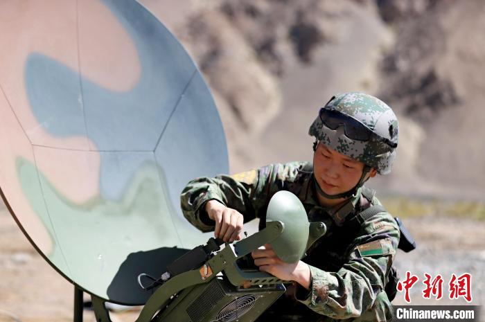 圖為官兵進行衛(wèi)星通訊架設(shè)?！?鄒寧寧 攝