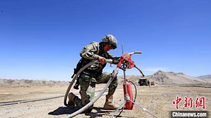 圖為官兵為群車加油。　 胡吉容 攝