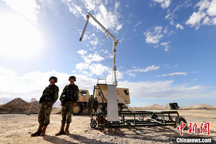 圖為野戰(zhàn)油庫開設(shè)。　 唐 堯 攝