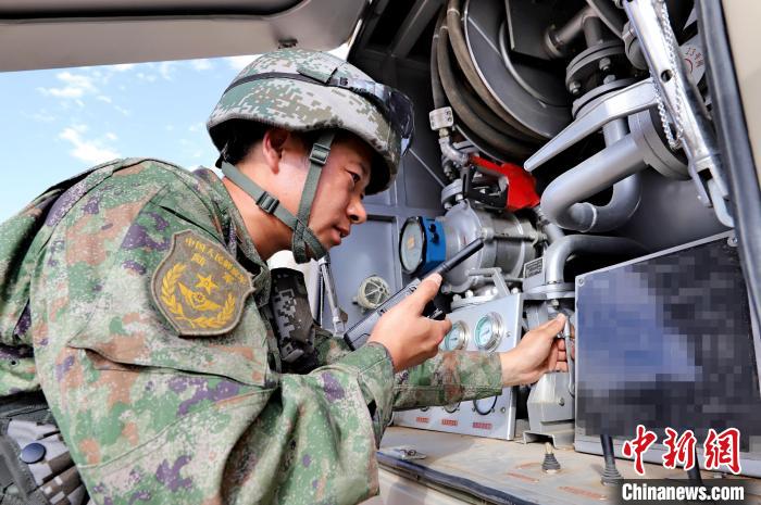 圖為群車加油科目演練現(xiàn)場?！?王先鋒 攝