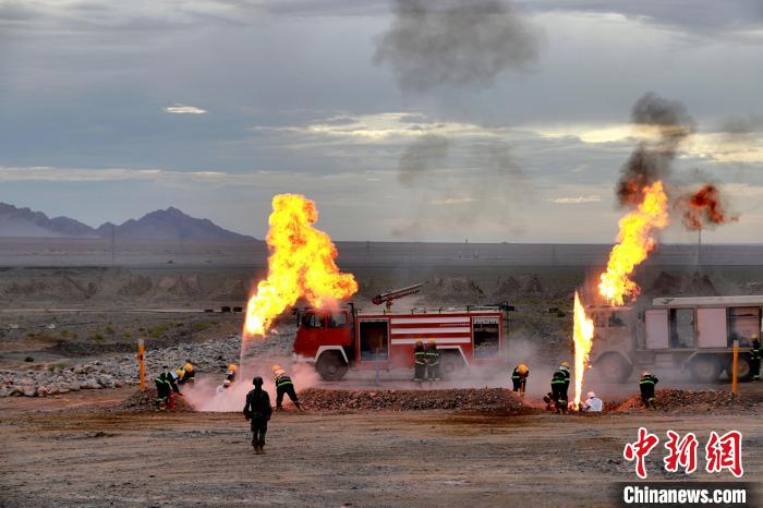 圖為野戰(zhàn)管線搶修。　 鄒寧寧 攝