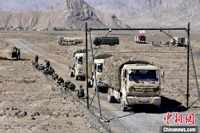 圖為野戰(zhàn)管線鋪設(shè)?！〕套颖?攝