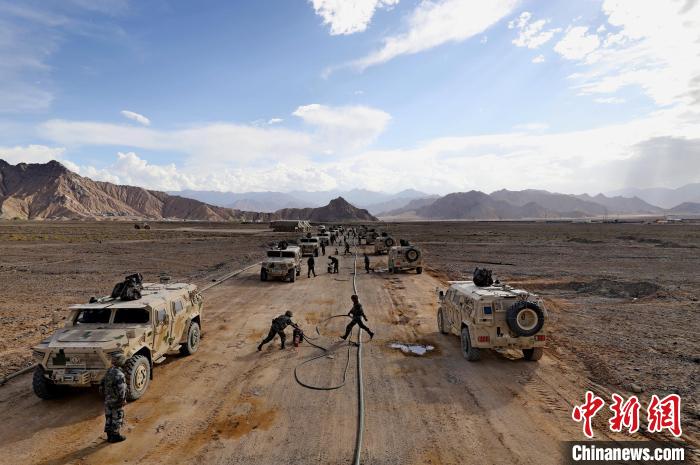 圖為群車加油科目演練現(xiàn)場。　 祁漢智 攝