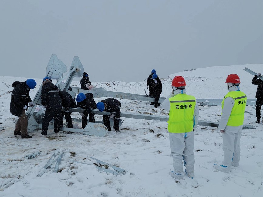 9月13日，電力施工人員正在對改造工器具進行清點和組裝。秦鐘攝
