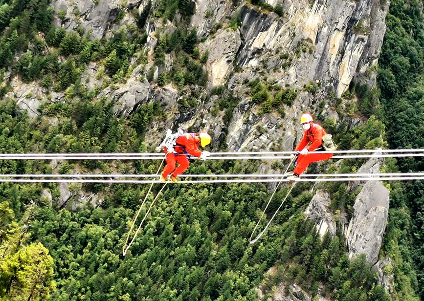 9月15日，電力檢修人員開展左波線米堆冰川段導線扭絞處理走線作業(yè)。旦尼攝