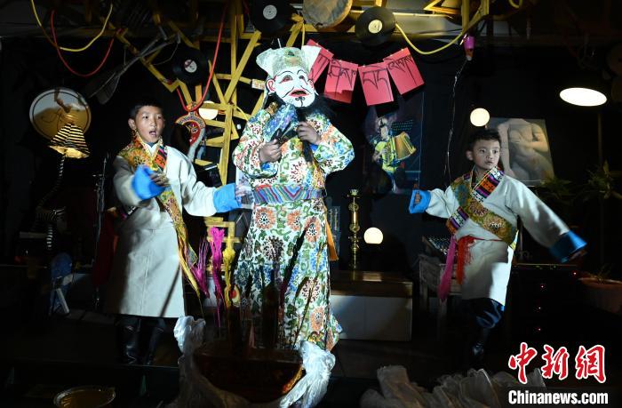 圖為由少兒表演的藏戲在公開場合演出。資料圖 趙朗 攝