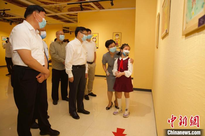 圖為與會嘉賓與入選畫作的“小作者”們一同觀展?！≈袊貙W研究中心供圖