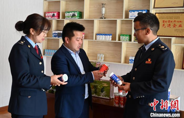 圖為林芝稅務(wù)部門上門了解企業(yè)情況，并宣講稅收政策。資料圖 趙朗 攝