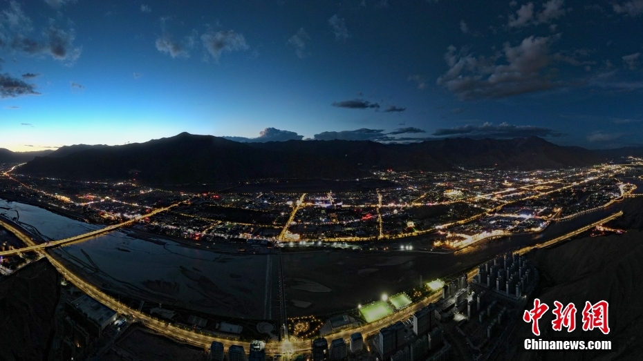 資料圖為2020年6月10日，拉薩城市入夜，燈光點(diǎn)亮高原古城夜色。（無(wú)人機(jī)畫(huà)面） <a target='_blank' href='/'><p  align=
