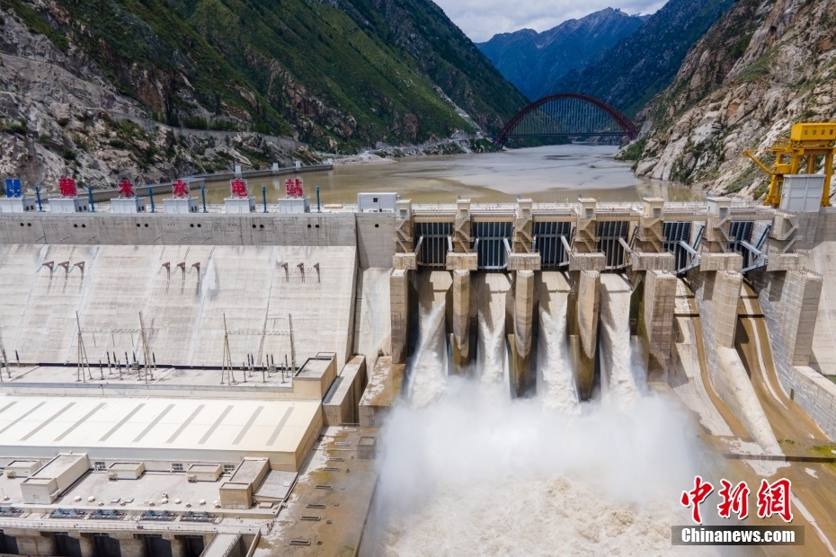 資料圖為2021年8月7日，西藏山南雅魯藏布江上的藏木水電站。（無(wú)人機(jī)畫(huà)面） <a target='_blank' href='/'><p  align=