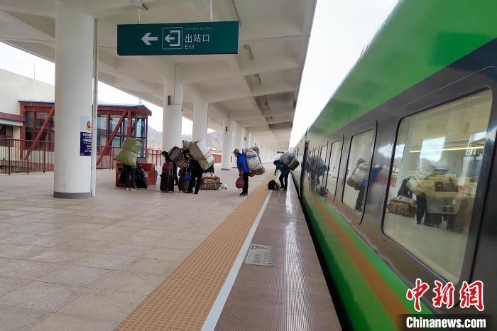 乘客乘復(fù)工專列抵達(dá)日喀則?！±_車務(wù)段 供圖