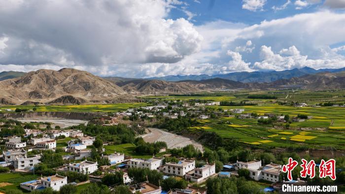 圖為依地形而建的西藏拉薩市尼木縣村居。　謝牧 攝