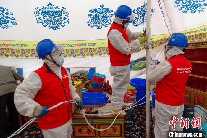 圖為西藏類烏齊縣供電部門為臨時隔離點50頂帳篷進行用電接入?！÷逅傻侵?攝