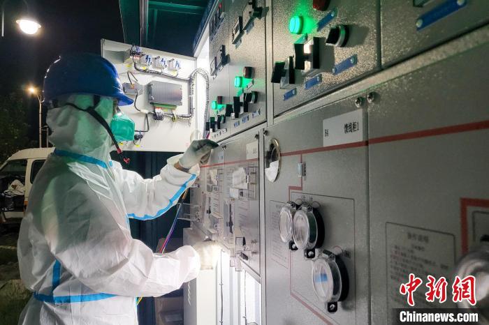 西藏電力部門順利完成方艙醫(yī)院供電設(shè)備安全可靠接入。　王大飛 攝