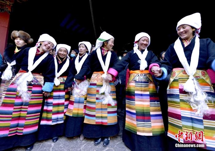 資料圖為2014年12月6日，拉薩民眾歡度“仙女節(jié)”。 <a target='_blank' href='/'><p  align=