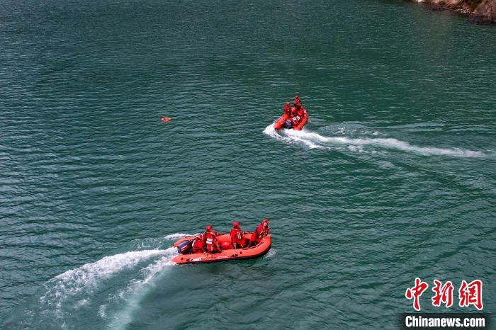 消防員操作舟艇進(jìn)行s型繞標(biāo)?！『罱?攝