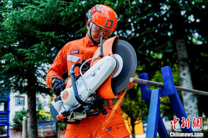 西藏林芝森林消防年度綜合救援技能大練兵活動(dòng)現(xiàn)場。　侯杰 攝