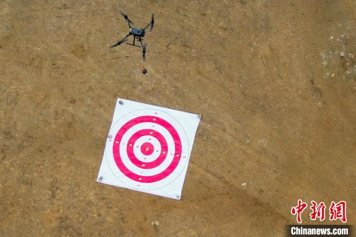 圖為消防員利用無人機(jī)空投滅火彈?！钣例?攝