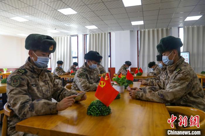 圖為阿里軍分區(qū)某邊防團(tuán)組織官兵通過手機(jī)收聽收看二十大開幕盛況。　劉曉東供圖