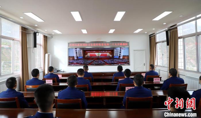 圖為西藏昌都市森林消防支隊(duì)收看二十大開幕直播?！⌒焖寂?攝