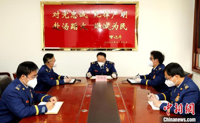 圖為西藏森林消防總隊(duì)在二十大開幕會(huì)結(jié)束后組織學(xué)習(xí)討論。　西藏森林消防總隊(duì)供圖